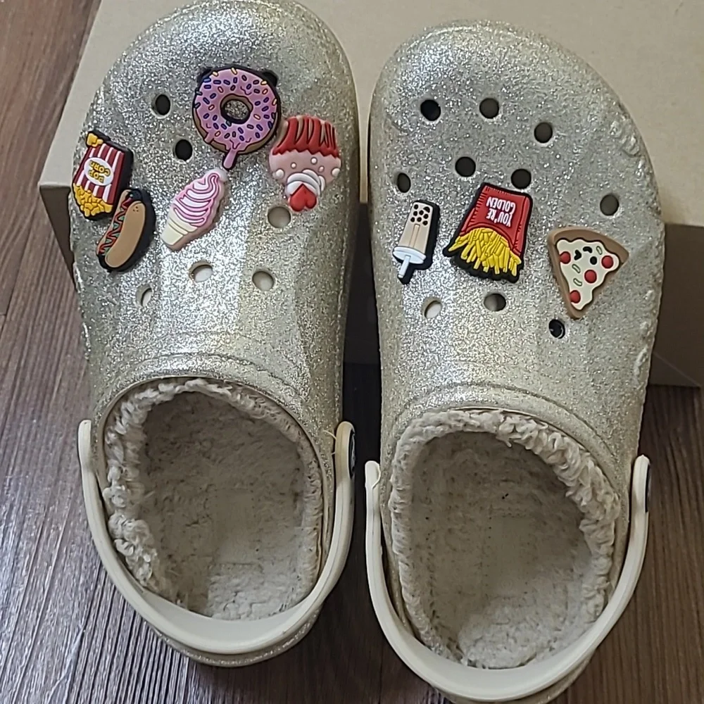 CROCS Kids Glittery Silver Slippers with Fun Charms used good condition.‎ zise 3